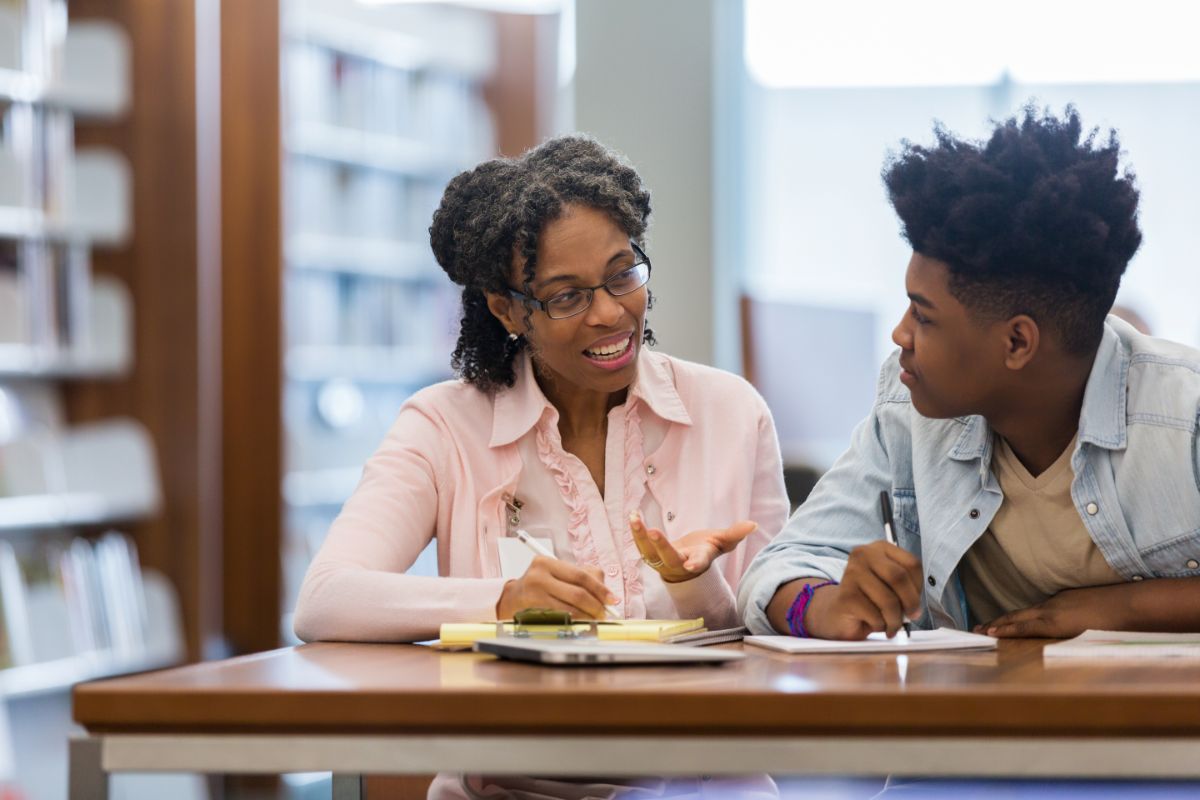teacher providing learning disability therapy and support in Los Angeles