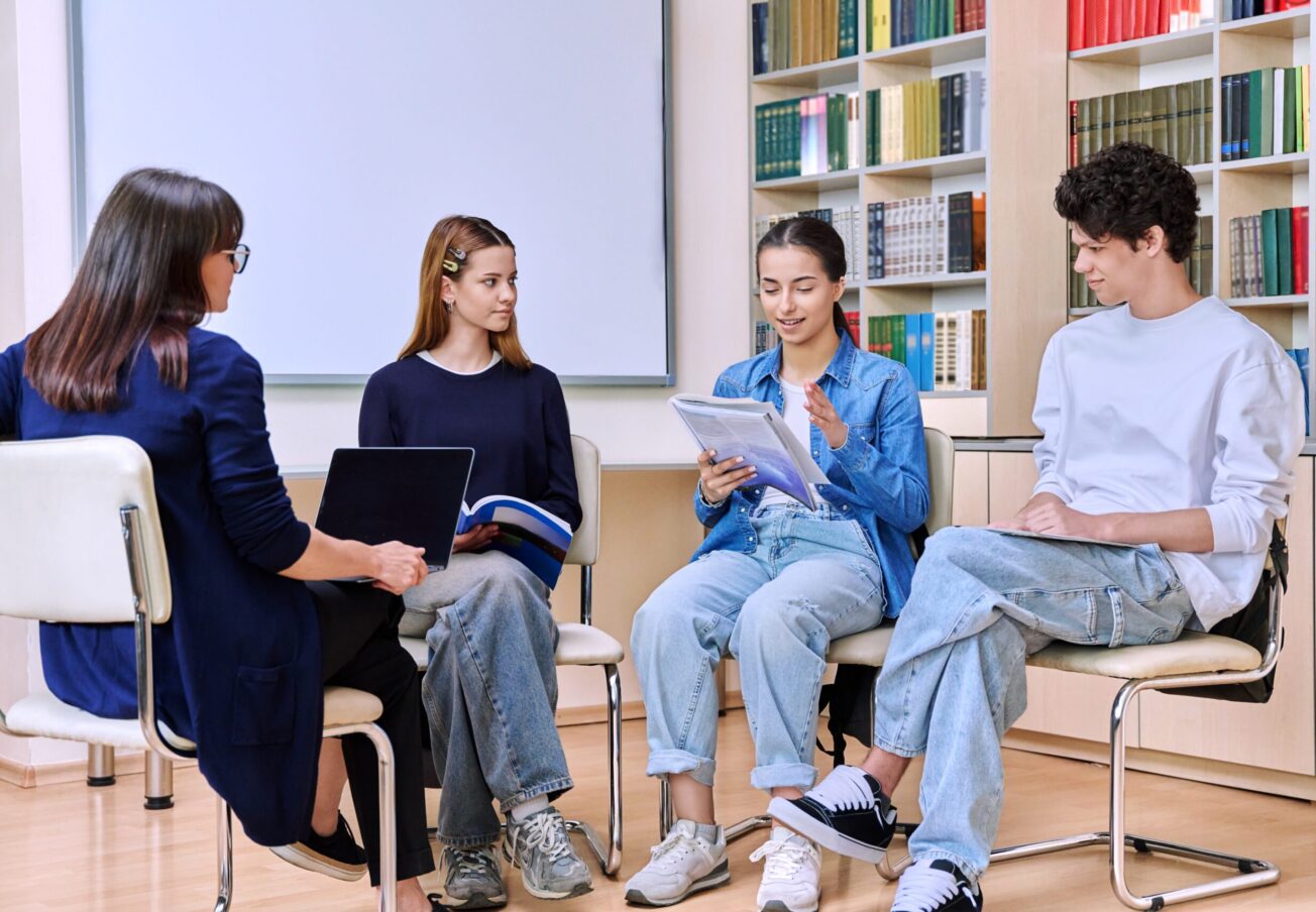 Group,Of,Teenage,Students,With,Female,Teacher,Counselor,Inside,Classroom