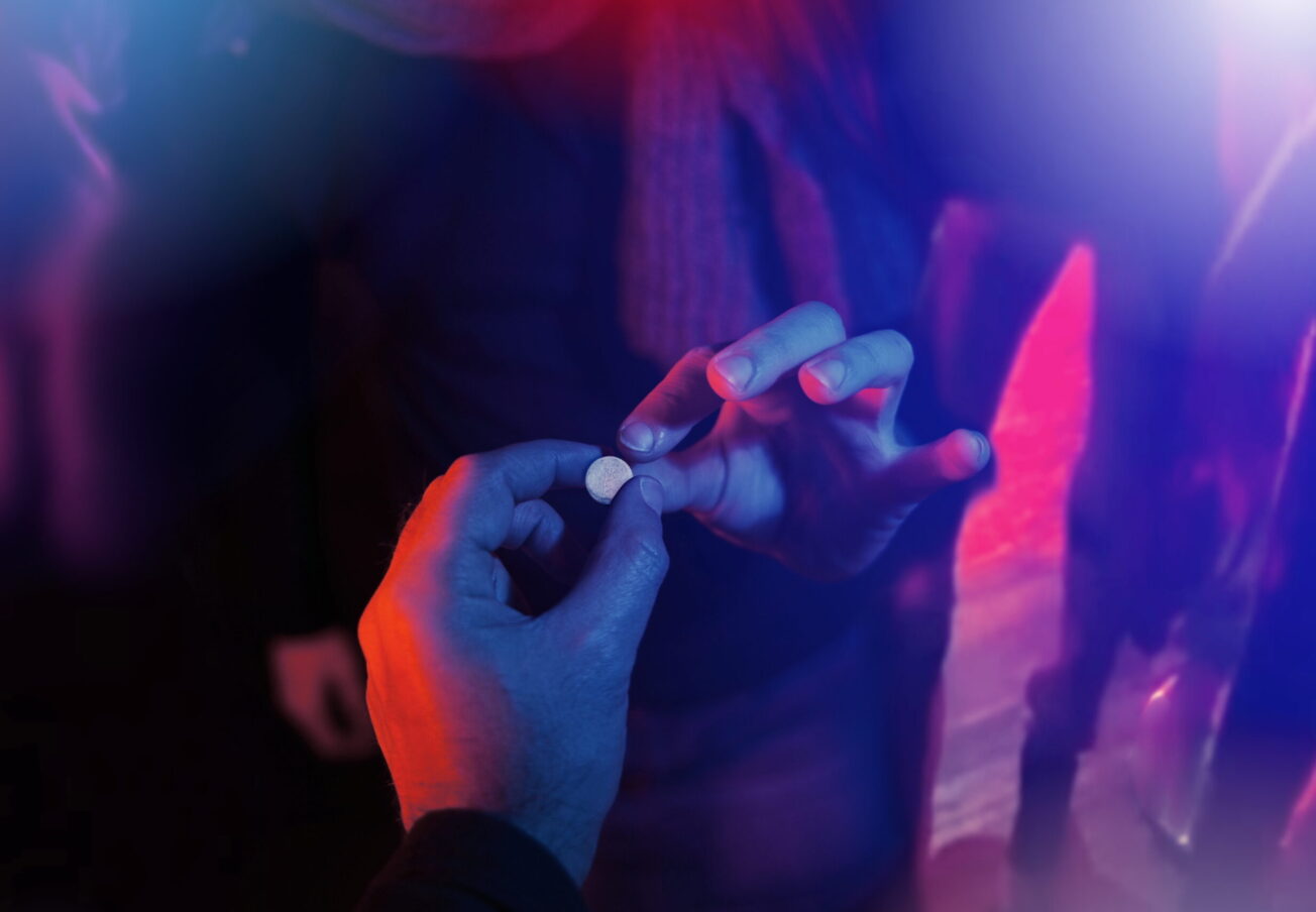 Drugs,Dealer,At,Spring,Break,Party,Selling,Molly,To,Teenager