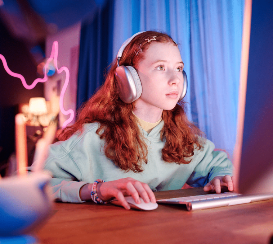 teenager playing on the computer showing signs of hyperfixation in teens