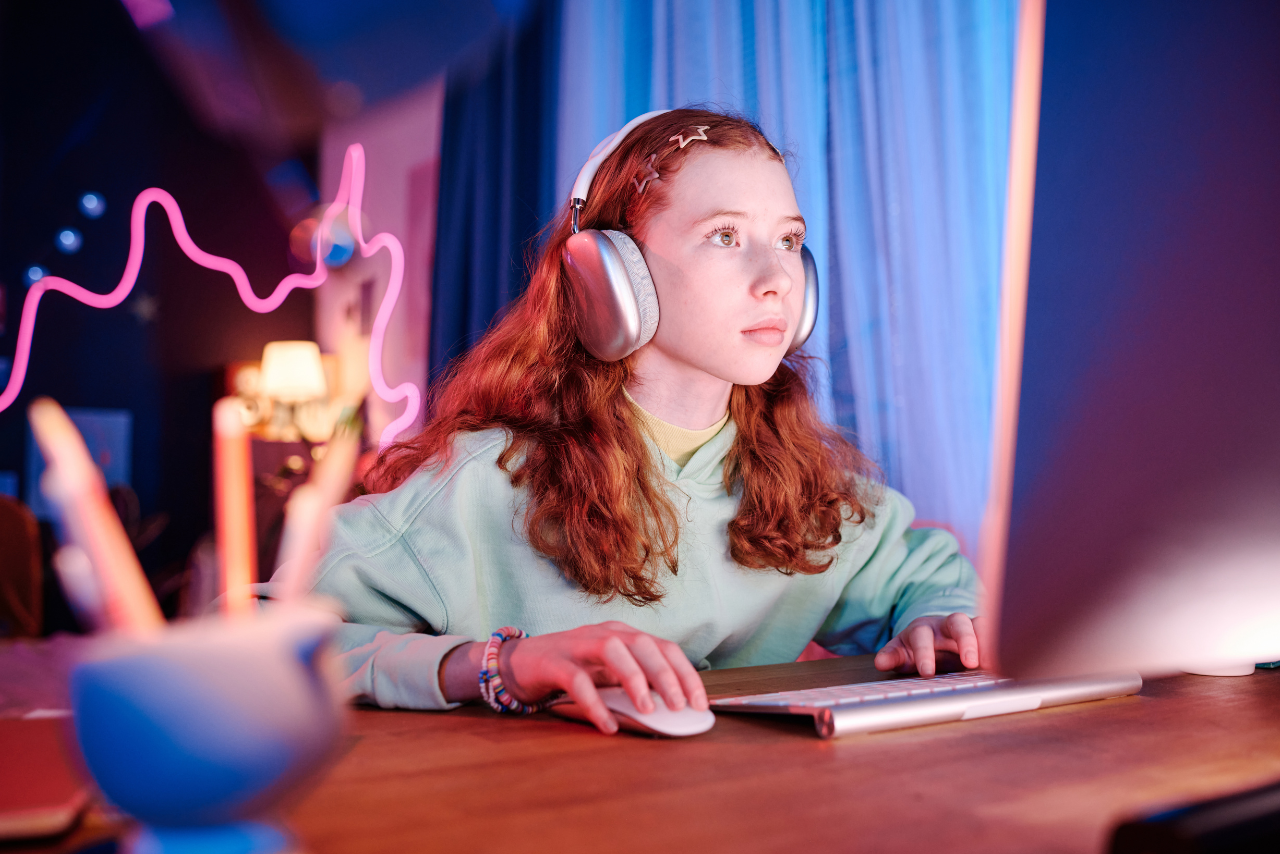 teenager playing on the computer showing signs of hyperfixation in teens