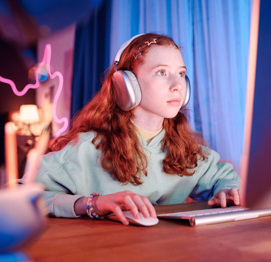 teenager playing on the computer showing signs of hyperfixation in teens